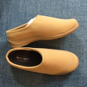 Aetrex clog slip on shoes. New in box with extra insole